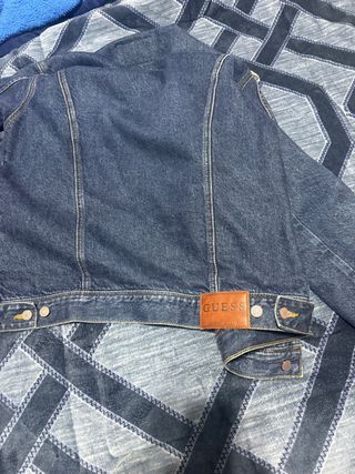Chaqueta vaquera Guess con borreguito