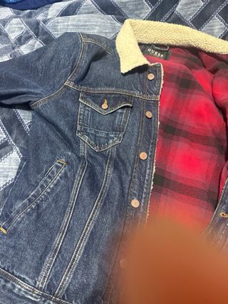 Chaqueta vaquera Guess con borreguito
