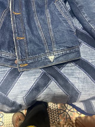 Chaqueta vaquera Guess con borreguito