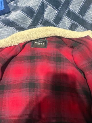 Chaqueta vaquera Guess con borreguito