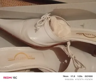 Sandalias blancas de piel talla 39 con tacón bajo