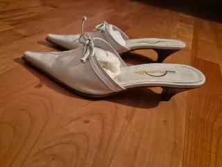 Sandalias blancas de piel talla 39 con tacón bajo