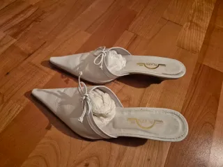 Sandalias blancas de piel talla 39 con tacón bajo