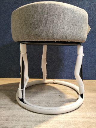 Otomana, tavolino da divano, poggiapiedi in tessuto grigio con gambe in metallo industriale