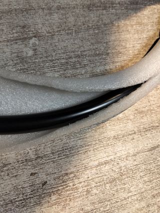 Otomana, tavolino da divano, poggiapiedi in tessuto grigio con gambe in metallo industriale