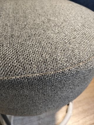 Otomana, tavolino da divano, poggiapiedi in tessuto grigio con gambe in metallo industriale