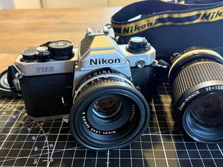 Cámara analógica SLR Nikon FM2n con objetivos