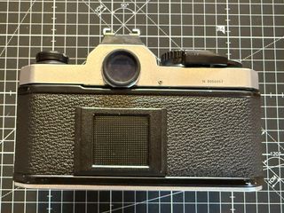 Cámara analógica SLR Nikon FM2n con objetivos