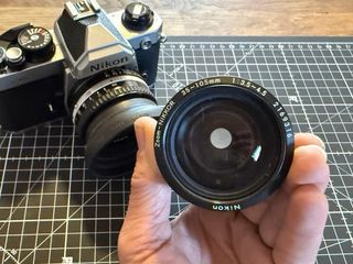 Cámara analógica SLR Nikon FM2n con objetivos