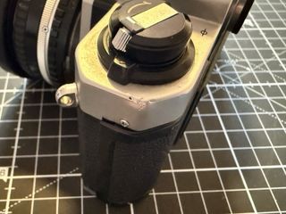 Cámara analógica SLR Nikon FM2n con objetivos