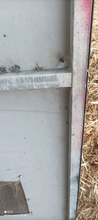 Puerta metálica retirada de terreno