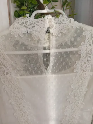 Blusa romántica blanca con detalles