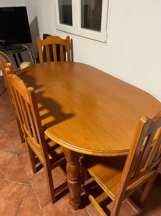 Mesa de madera y 4 sillas