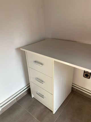 Scrivania bianca con cassetti e scaffale