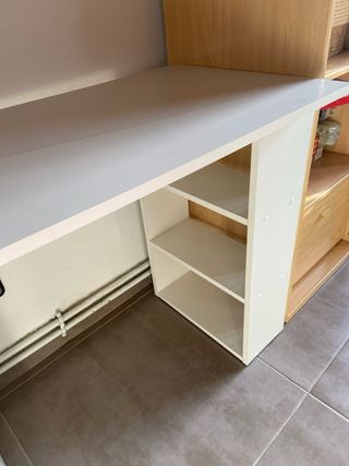 Scrivania bianca con cassetti e scaffale