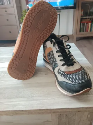 Zapatos deportivos beige y negro