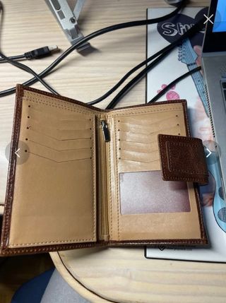 Monedero de cuero marrón