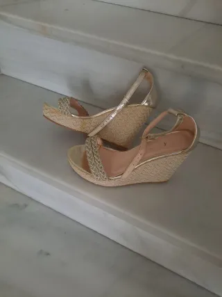 Sandalias doradas cuña trenzada