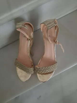Sandalias doradas cuña trenzada