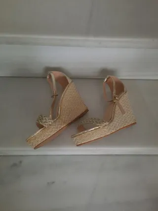Sandalias doradas cuña trenzada