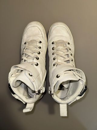 Sneakers Moschino bianche con fibbia