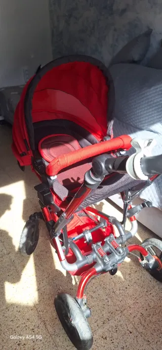 Carrito de bebé rojo