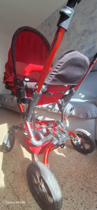 Carrito de bebé rojo
