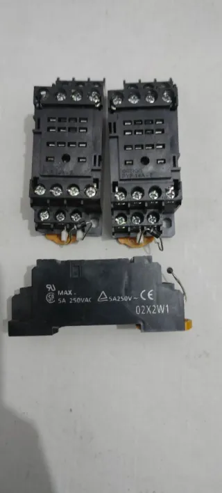 Base para relé OMRON PYF 14A-E