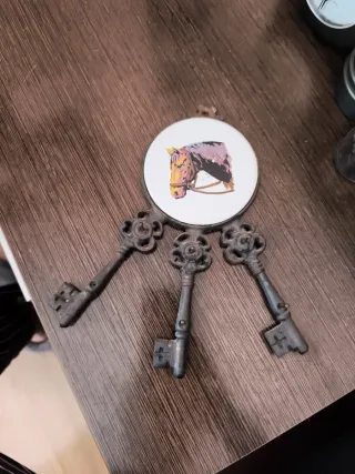 Colgador de llaves antiguo con adorno de caballo
