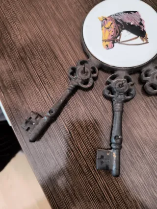 Colgador de llaves antiguo con adorno de caballo