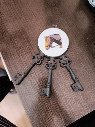 Colgador de llaves antiguo con adorno de caballo