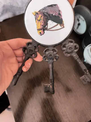 Colgador de llaves antiguo con adorno de caballo