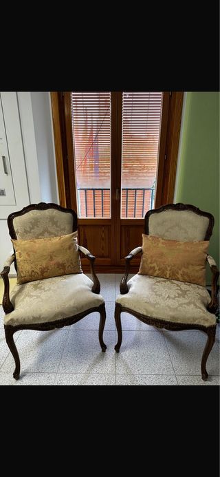 Pareja de butacas clásicas talladas