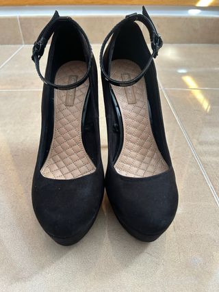 Tacones negros Bershka con pulsera