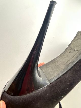 Tacones negros Bershka con pulsera