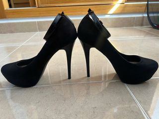 Tacones negros Bershka con pulsera