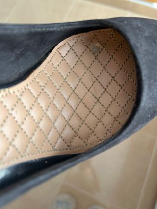 Tacones negros Bershka con pulsera