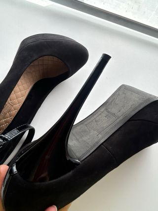 Tacones negros Bershka con pulsera