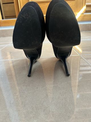 Tacones negros Bershka con pulsera