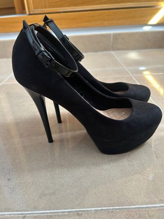 Tacones negros Bershka con pulsera