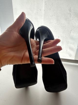 Tacones negros Bershka con pulsera