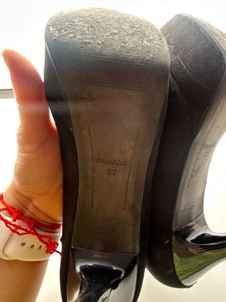 Tacones negros Bershka con pulsera