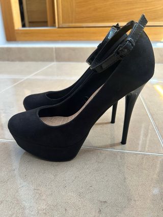 Tacones negros Bershka con pulsera