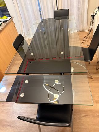 Mesa de cristal templado y sillas