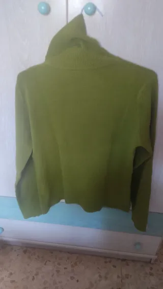 4 jerséis cuello alto 2 verdes, fucsia y rosa