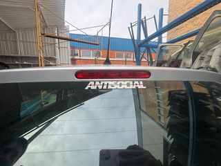 Paso de rueda y luz de freno