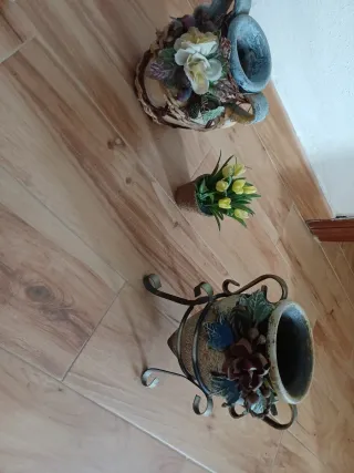 Antichi vasi in ceramica e metallo