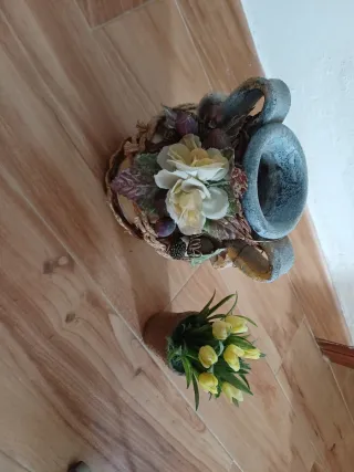 Antichi vasi in ceramica e metallo