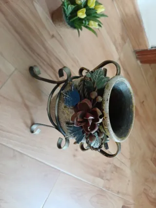 Antichi vasi in ceramica e metallo