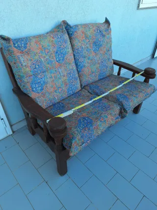 Poltroncina in legno con cuscini fantasia